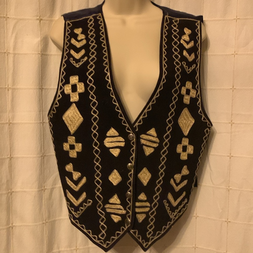 Leather vest with beautiful embroidery. CHEYENNE AUTUMN.